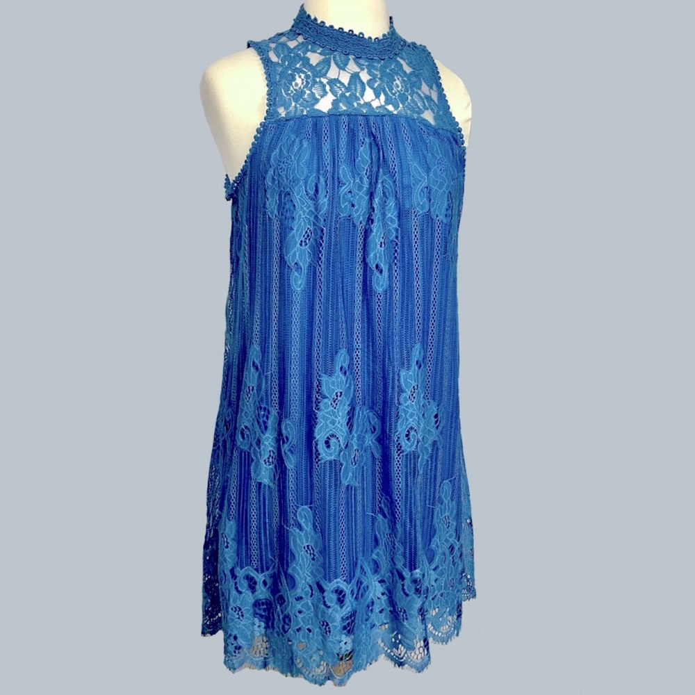 💰SOLD💰Altar’d State Mock Neck Sleeveless Lace Dress